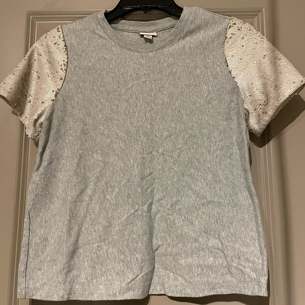 Cute top that can be dressed in a variety of ways.